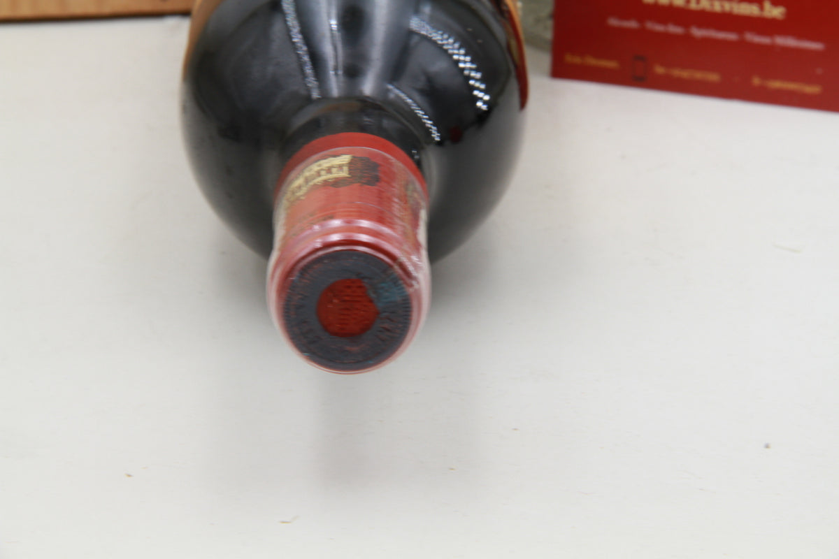Chateau Ducru-Beaucaillou.   Grand Cru Classé  Saint Julien.      1990